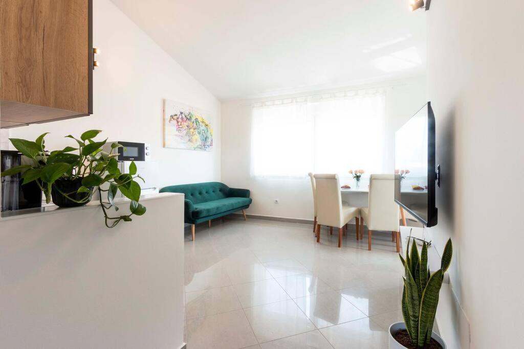 Cozy Apartment With Private Parking Medulin Buitenkant foto