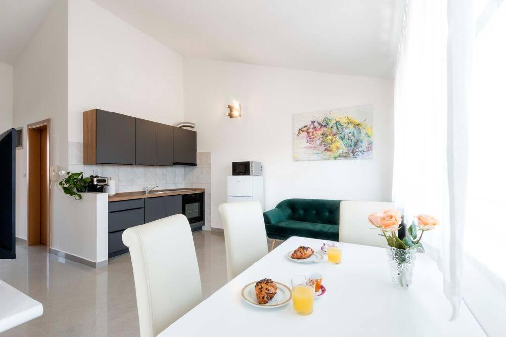 Cozy Apartment With Private Parking Medulin Buitenkant foto